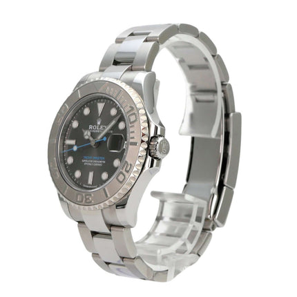 Rolex Yacht-Master 37 Edelstahl Platin 268622 Rhodium mit poliertem Edelstahlarmband und schwarzem Zifferblatt.