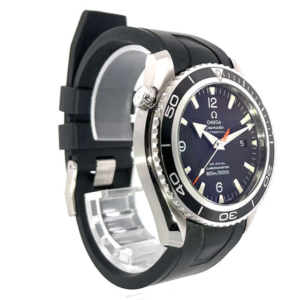 Omega Seamaster Planet Ocean 600m 45.5 Casino Royale, Edelstahlgehäuse, schwarze Lünette, Heliumventil und schwarzes Kautschukband.