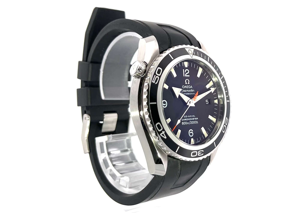 Omega Seamaster Planet Ocean 600m 45.5 Casino Royale, Edelstahlgehäuse, schwarze Lünette, Heliumventil und schwarzes Kautschukband.