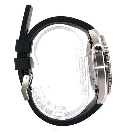 Seiteansicht der Omega Seamaster Planet Ocean 600m 45.5 Casino Royale 2907.50.91 mit schwarzem Kautschukband und Edelstahlschließe.