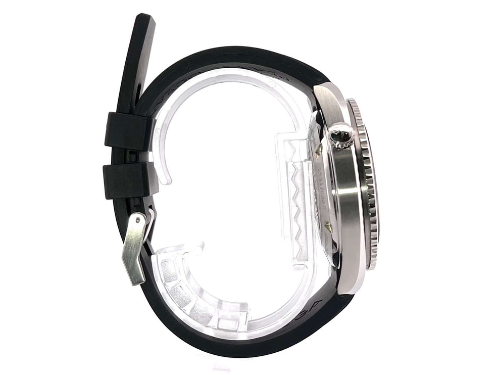 Seiteansicht der Omega Seamaster Planet Ocean 600m 45.5 Casino Royale 2907.50.91 mit schwarzem Kautschukband und Edelstahlschließe.