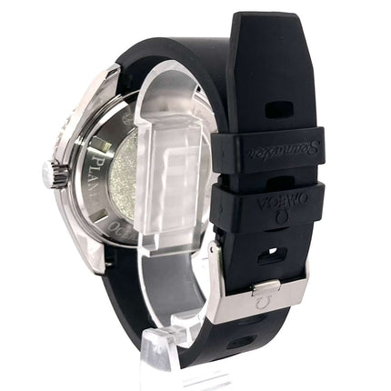 Rückseite der Omega Seamaster Planet Ocean 600m 45.5 Casino Royale mit schwarzem Kautschukband und Heliumventil.