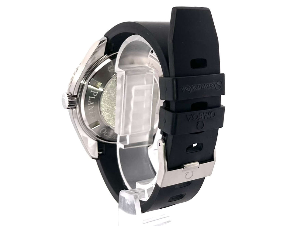 Rückseite der Omega Seamaster Planet Ocean 600m 45.5 Casino Royale mit schwarzem Kautschukband und Heliumventil.