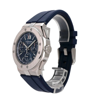 Chopard Alpine Eagle XL Chrono Ref. 298609-3003 mit blauem Kautschukband und poliertem Edelstahlgehäuse.