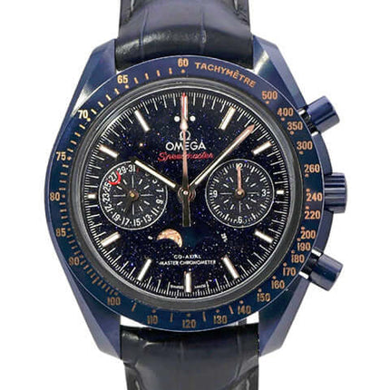Omega Speedmaster Moonwatch Mondphase 304.93.44.52.03.002 mit blauem Keramikgehäuse und blauem Krokolederband.