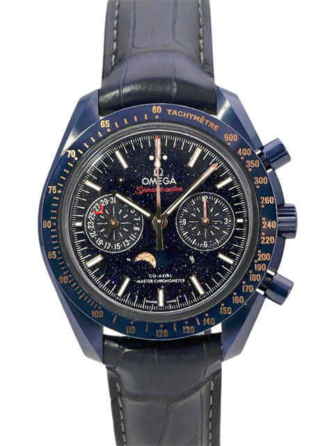 Omega Speedmaster Moonwatch Mondphase 304.93.44.52.03.002 mit blauem Keramikgehäuse und blauem Krokolederband.