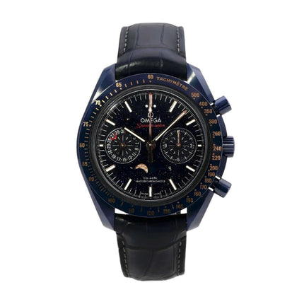Omega Speedmaster Moonwatch Mondphase 304.93.44.52.03.002 mit schwarzem Zifferblatt und blauem Keramikgehäuse.