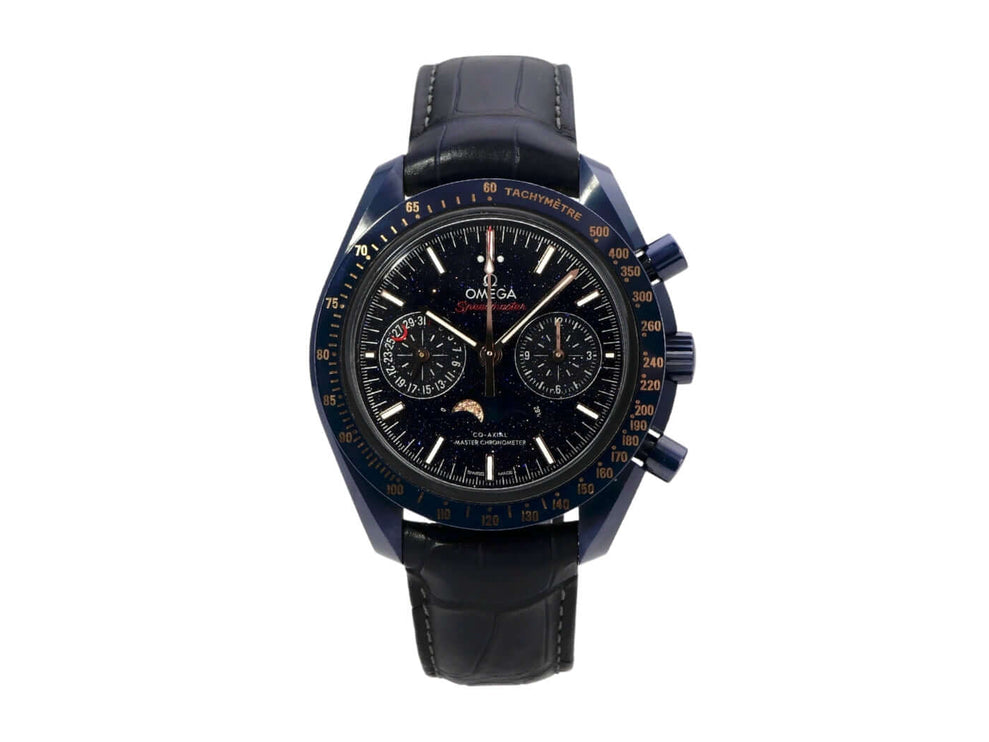 Omega Speedmaster Moonwatch Mondphase 304.93.44.52.03.002 mit schwarzem Zifferblatt und blauem Keramikgehäuse.