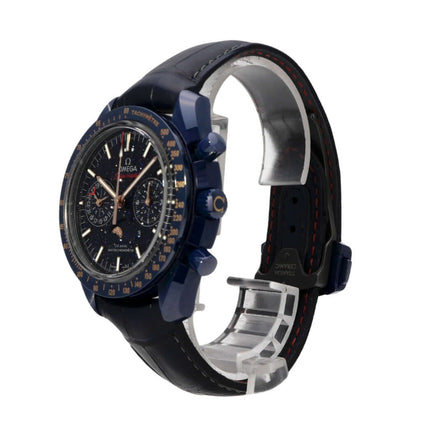 Omega Speedmaster Moonwatch Mondphase 304.93.44.52.03.002 seitliche Ansicht mit blauem Keramikgehäuse und Krokolederband