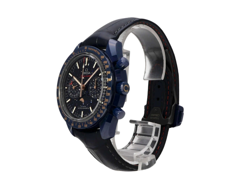 Omega Speedmaster Moonwatch Mondphase 304.93.44.52.03.002 seitliche Ansicht mit blauem Keramikgehäuse und Krokolederband
