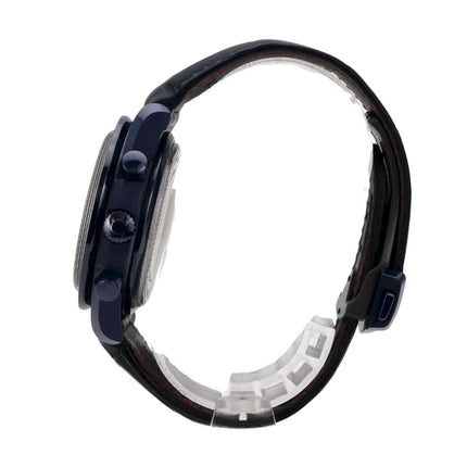 Omega Speedmaster Moonwatch Mondphase 304.93.44.52.03.002 seitliche Ansicht mit blauem Gehäuse und Krokolederband