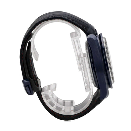 Omega Speedmaster Moonwatch Mondphase 304.93.44.52.03.002 seitliche Ansicht mit Krokolederband und blauer Keramik.