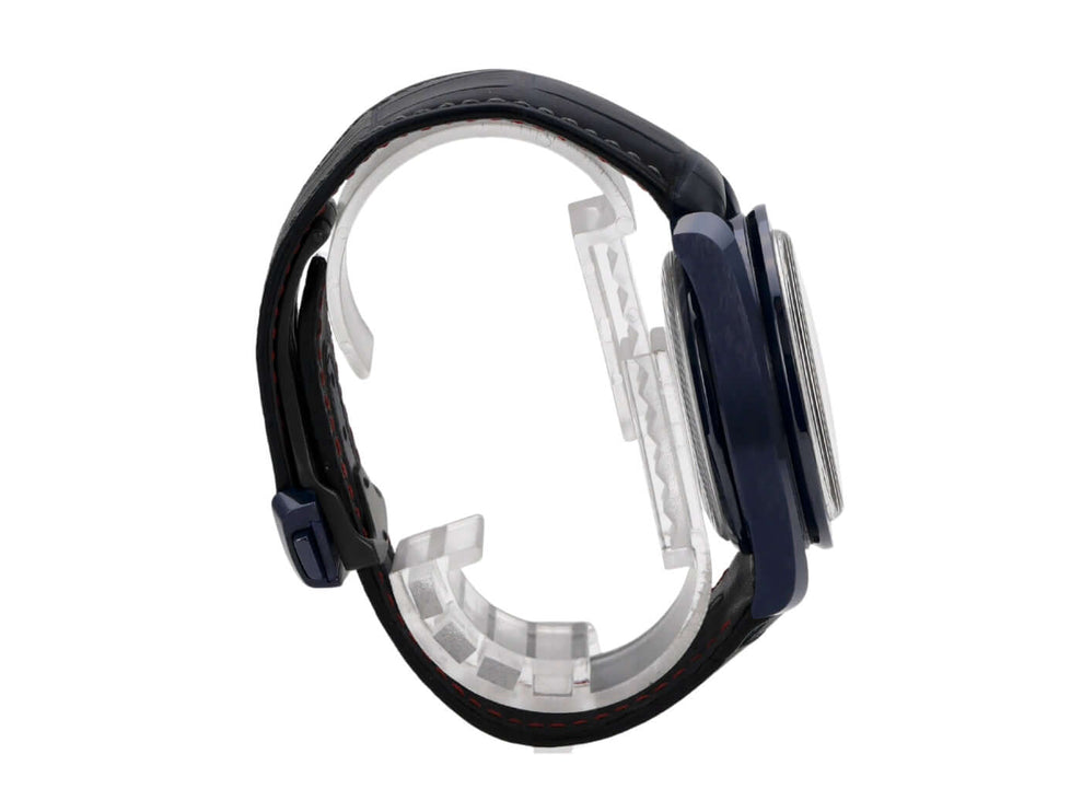 Omega Speedmaster Moonwatch Mondphase 304.93.44.52.03.002 seitliche Ansicht mit Krokolederband und blauer Keramik.