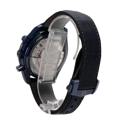 Omega Speedmaster Moonwatch Mondphase 304.93.44.52.03.002 seitliche Ansicht mit blauem Band