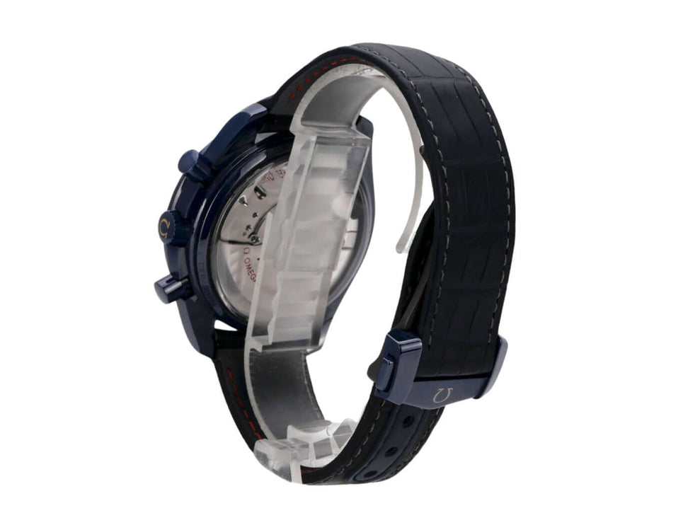 Omega Speedmaster Moonwatch Mondphase 304.93.44.52.03.002 seitliche Ansicht mit blauem Band