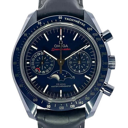 Omega Speedmaster Moonwatch Mondphase Blue Side of the Moon 304.93.44.52.03.001 auf schwarzem Hintergrund.