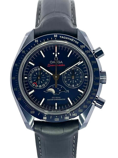 Omega Speedmaster Moonwatch Mondphase Blue Side of the Moon 304.93.44.52.03.001 auf schwarzem Hintergrund.