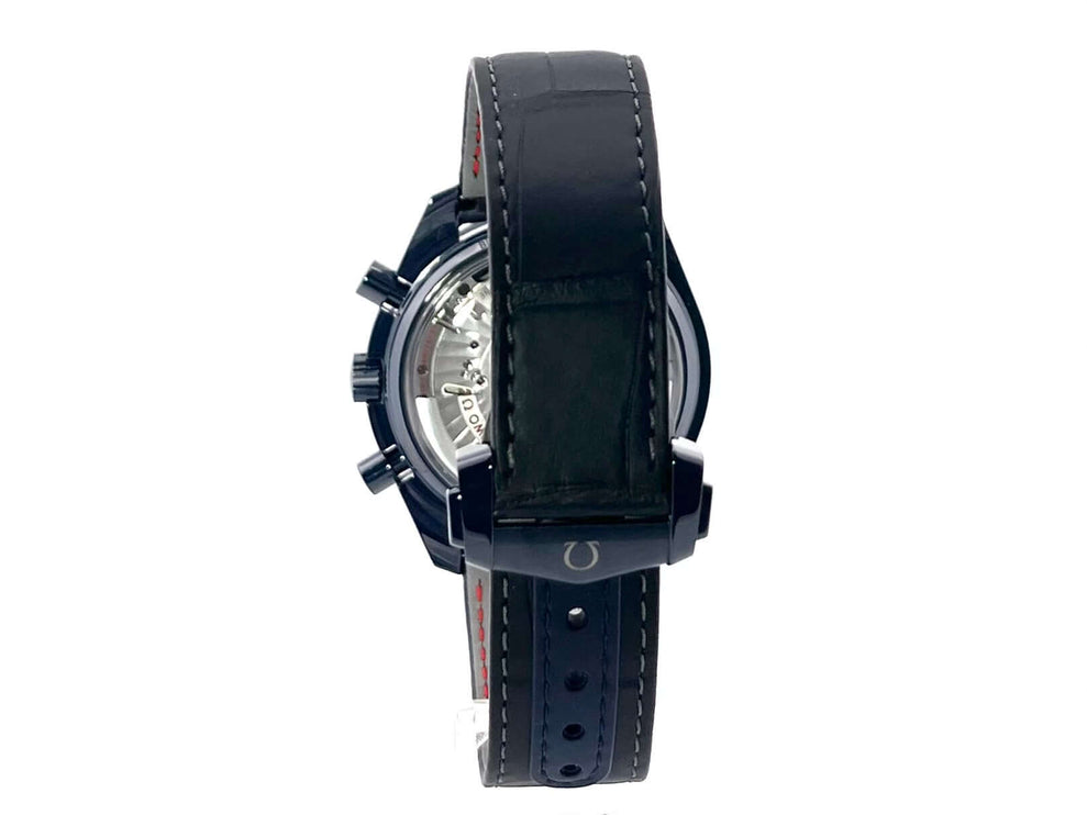 Omega Speedmaster Moonwatch Mondphase Blue Side of the Moon 304.93.44.52.03.001 von der Seite mit schwarzem Lederband.