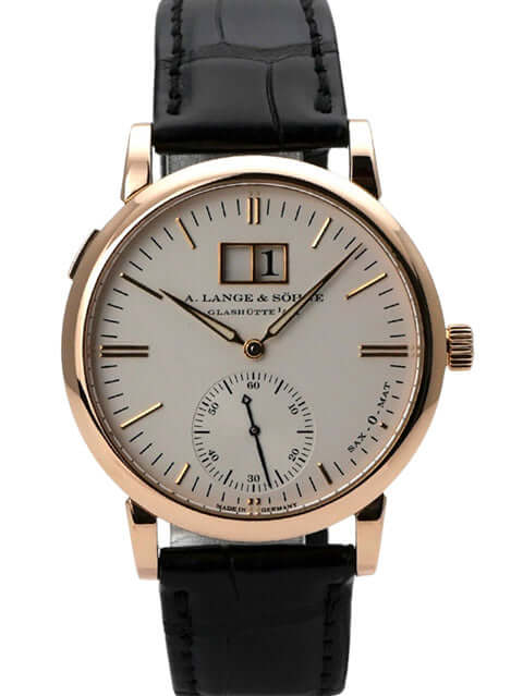 Nahaufnahme der A. Lange & Söhne Saxonia Langematik 308.032 Rotgold in 18 kt Rotgold, Gehäusedurchmesser 37 mm, bietet eine edle Uhrmacherkunst.