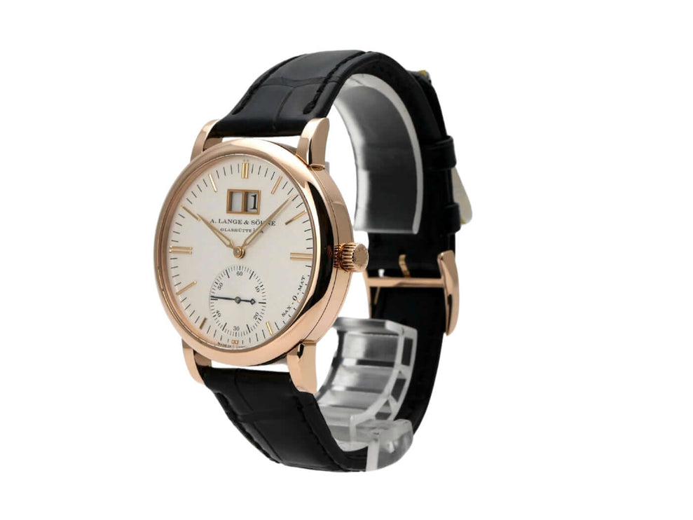 Das Zifferblatt der A. Lange & Söhne Saxonia Langematik 308.032 Rotgold präsentiert sich in Silber, eine luxuriöse Automatikuhr.
