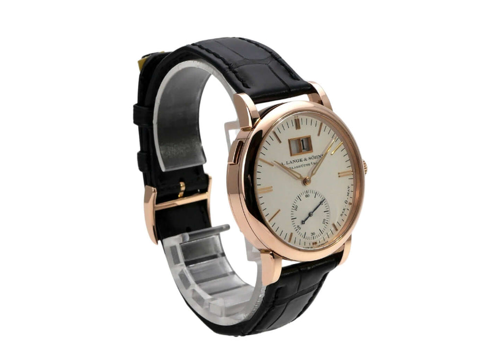 Detailansicht des Gehäusebodens der A. Lange & Söhne Saxonia Langematik 308.032 Rotgold mit Saphirglas und einer Gangreserve von 46 Stunden.