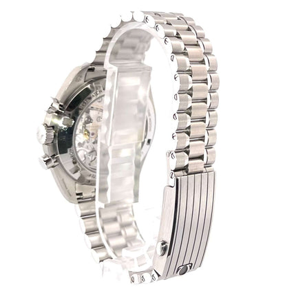 Rückansicht der Omega Speedmaster Professional Moonwatch 310.30.42.50.01.002 mit Edelstahlarmband und Uhrwerk.