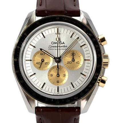 Omega Speedmaster Moonwatch 310.23.42.50.02.001 mit braunem Lederband und silberfarbener Zifferblattgestaltung.