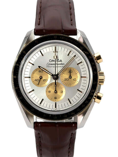 Omega Speedmaster Moonwatch 310.23.42.50.02.001 mit braunem Lederband und silberfarbener Zifferblattgestaltung.