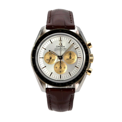 Omega Speedmaster Moonwatch 310.23.42.50.02.001 mit braunem Lederband und silbernem Zifferblatt.