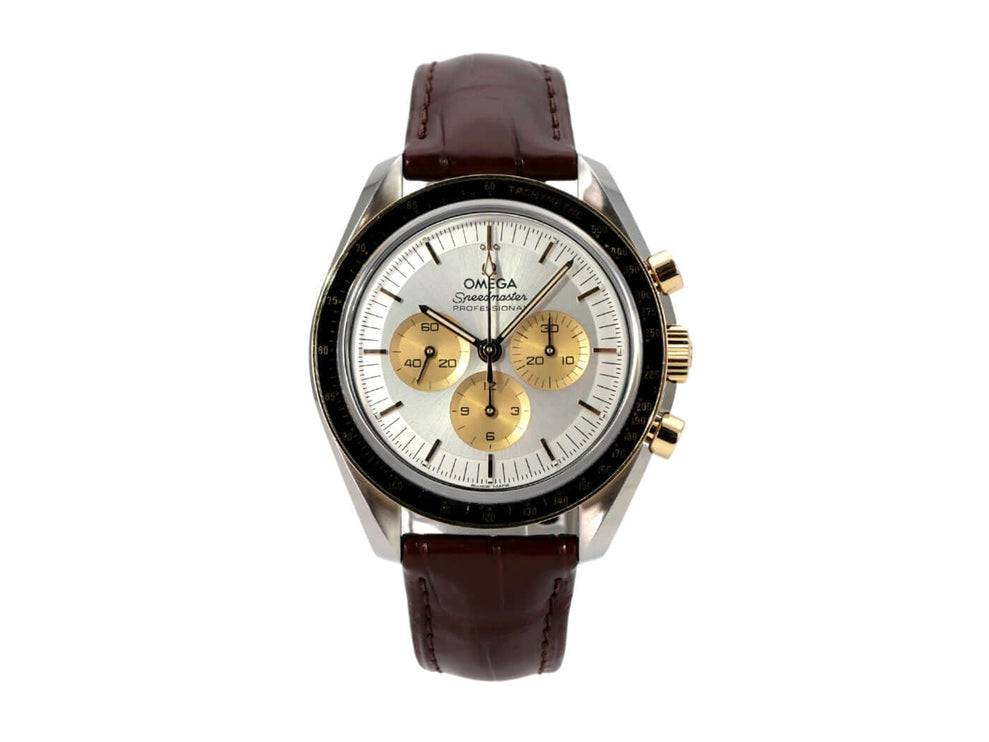 Omega Speedmaster Moonwatch 310.23.42.50.02.001 mit braunem Lederband und silbernem Zifferblatt.