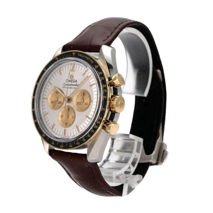 Omega Speedmaster Moonwatch 310.23.42.50.02.001 mit braunem Lederband und goldfarbener Lünette.