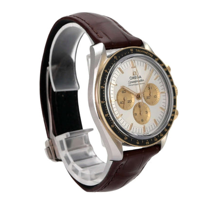 Omega Speedmaster Moonwatch 310.23.42.50.02.001 in Edelstahl mit braunem Lederband und silberfarbenem Zifferblatt.