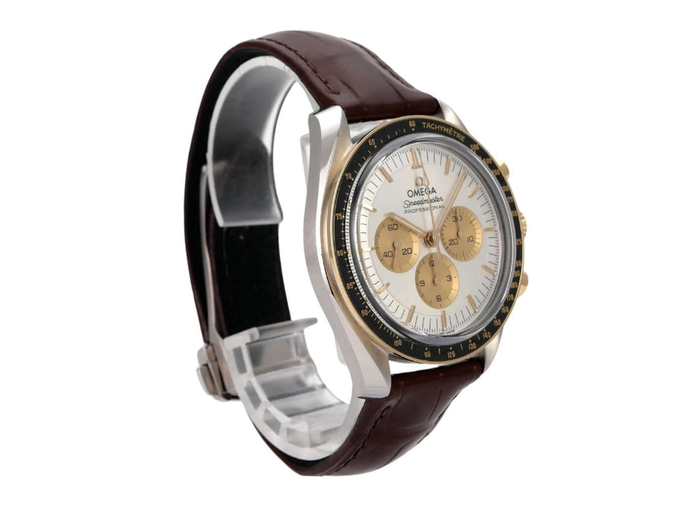 Omega Speedmaster Moonwatch 310.23.42.50.02.001 in Edelstahl mit braunem Lederband und silberfarbenem Zifferblatt.