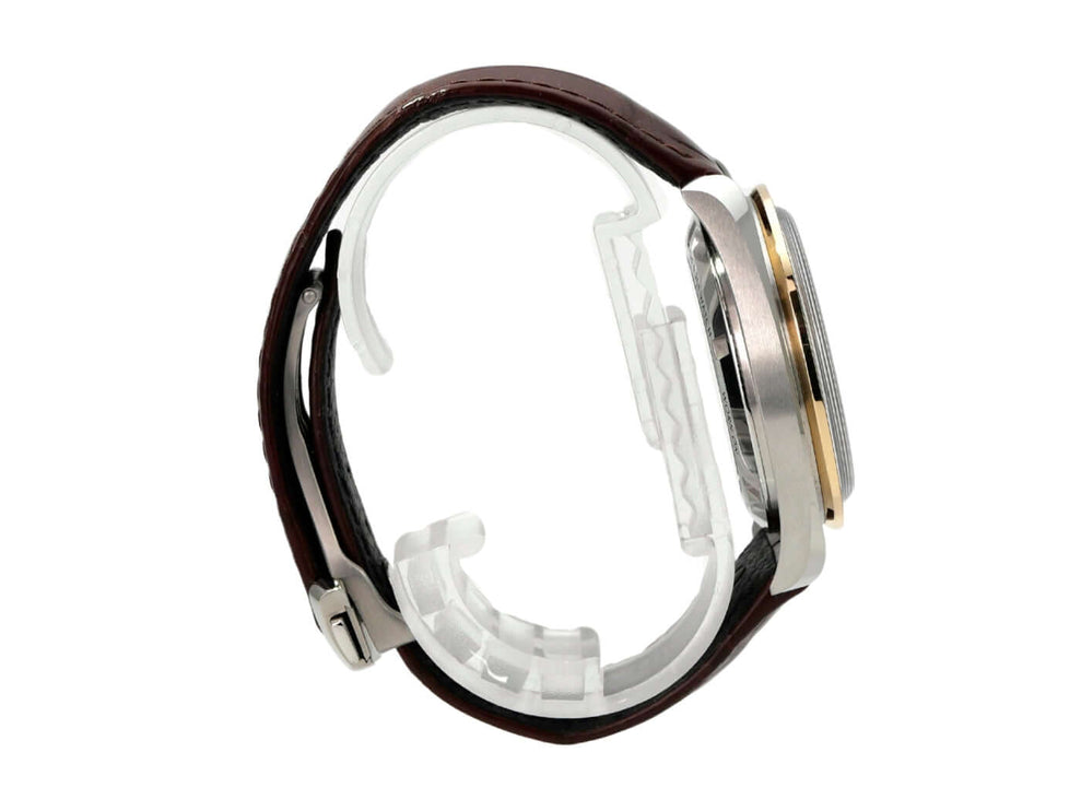 Seitenansicht der Omega Speedmaster Moonwatch 310.23.42.50.02.001 mit braunem Lederarmband und Edelstahlgehäuse.