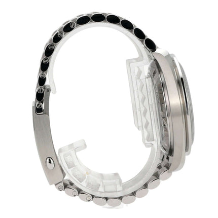 Seitenansicht des Omega Speedmaster Professional Moonwatch 310.30.42.50.04.001 aus Edelstahl mit poliertem Armband.