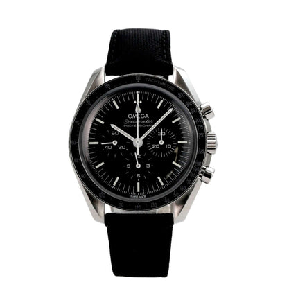 Omega Speedmaster Professional Moonwatch 310.32.42.50.01.001 mit schwarzem Zifferblatt und Textilarmband.