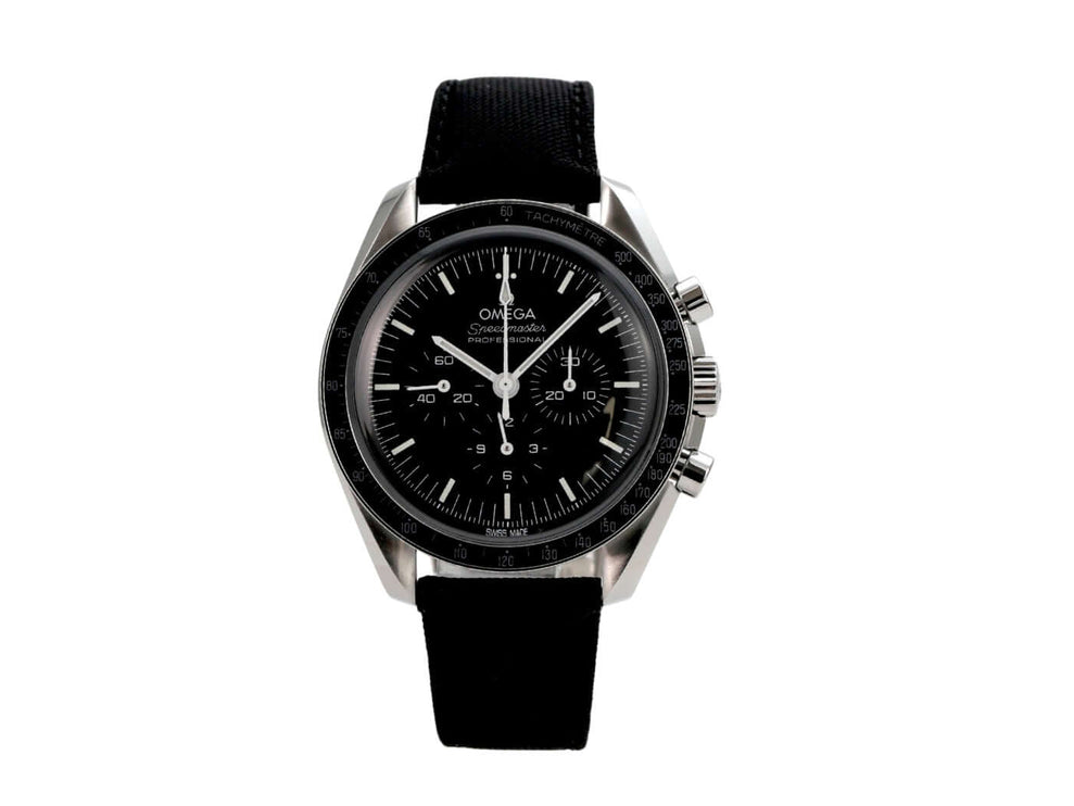 Omega Speedmaster Professional Moonwatch 310.32.42.50.01.001 mit schwarzem Zifferblatt und Textilarmband.