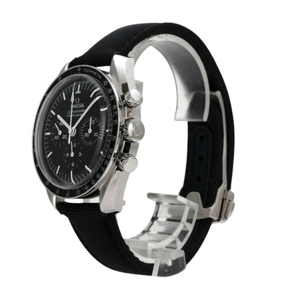 Omega Speedmaster Professional Moonwatch 310.32.42.50.01.001 seitliche Ansicht mit schwarzem Textilarmband.