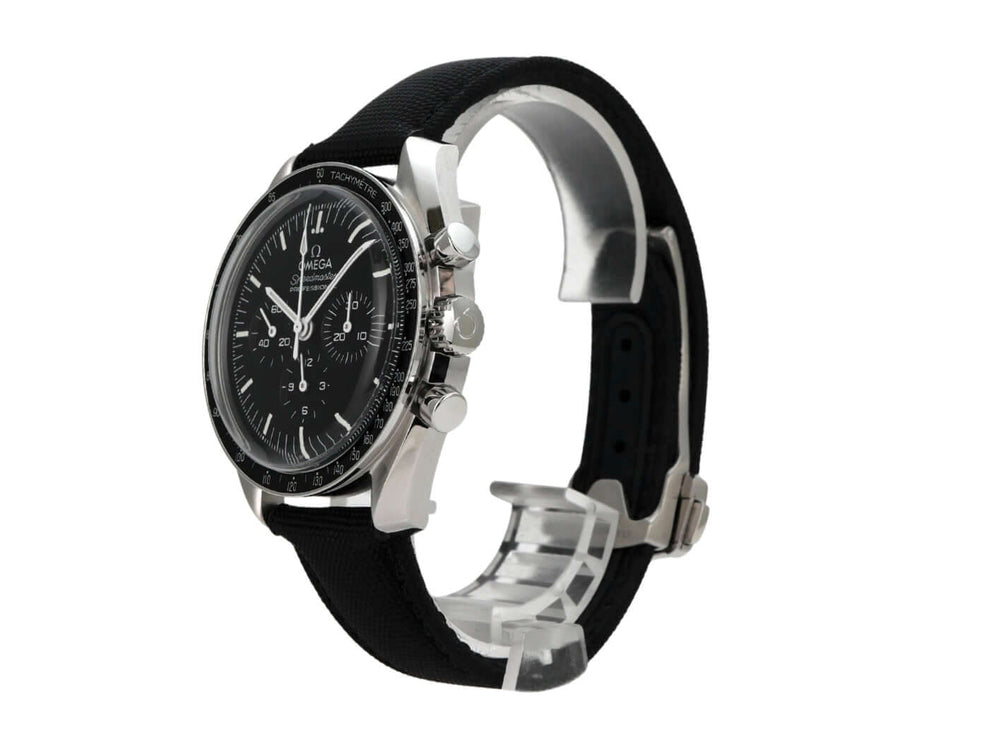 Omega Speedmaster Professional Moonwatch 310.32.42.50.01.001 seitliche Ansicht mit schwarzem Textilarmband.