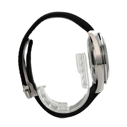 Seitenansicht der Omega Speedmaster Professional Moonwatch 310.32.42.50.01.001 mit schwarzem Textilarmband.