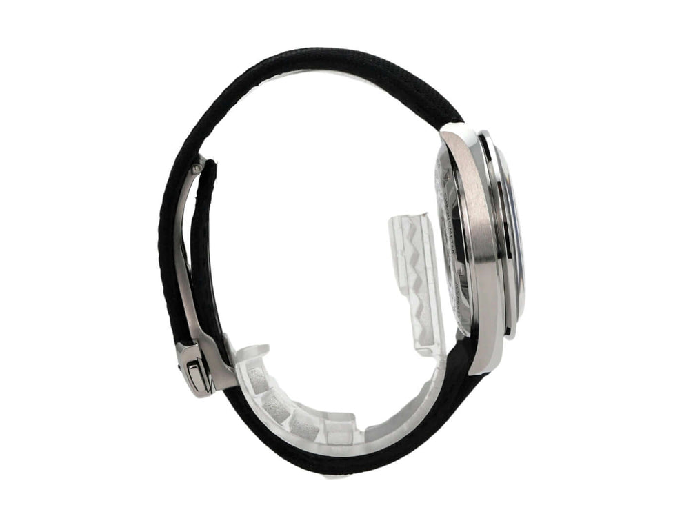 Seitenansicht der Omega Speedmaster Professional Moonwatch 310.32.42.50.01.001 mit schwarzem Textilarmband.