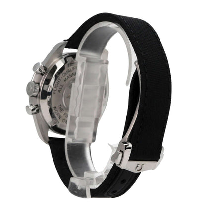 Seitenansicht der Omega Speedmaster Professional Moonwatch 310.32.42.50.01.001 mit schwarzem Textilarmband.