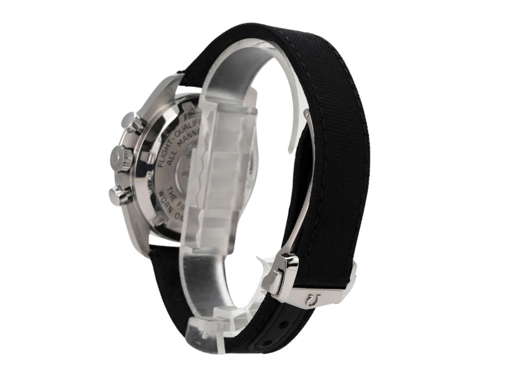 Seitenansicht der Omega Speedmaster Professional Moonwatch 310.32.42.50.01.001 mit schwarzem Textilarmband.