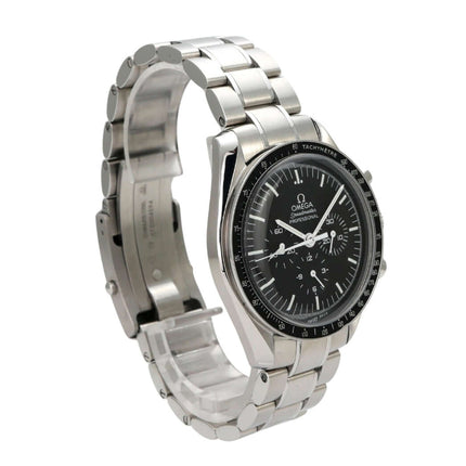 Omega Speedmaster Professional Moonwatch 311.30.42.30.01.005 auf einem Edelstahl-Armband mit schwarzem Zifferblatt.