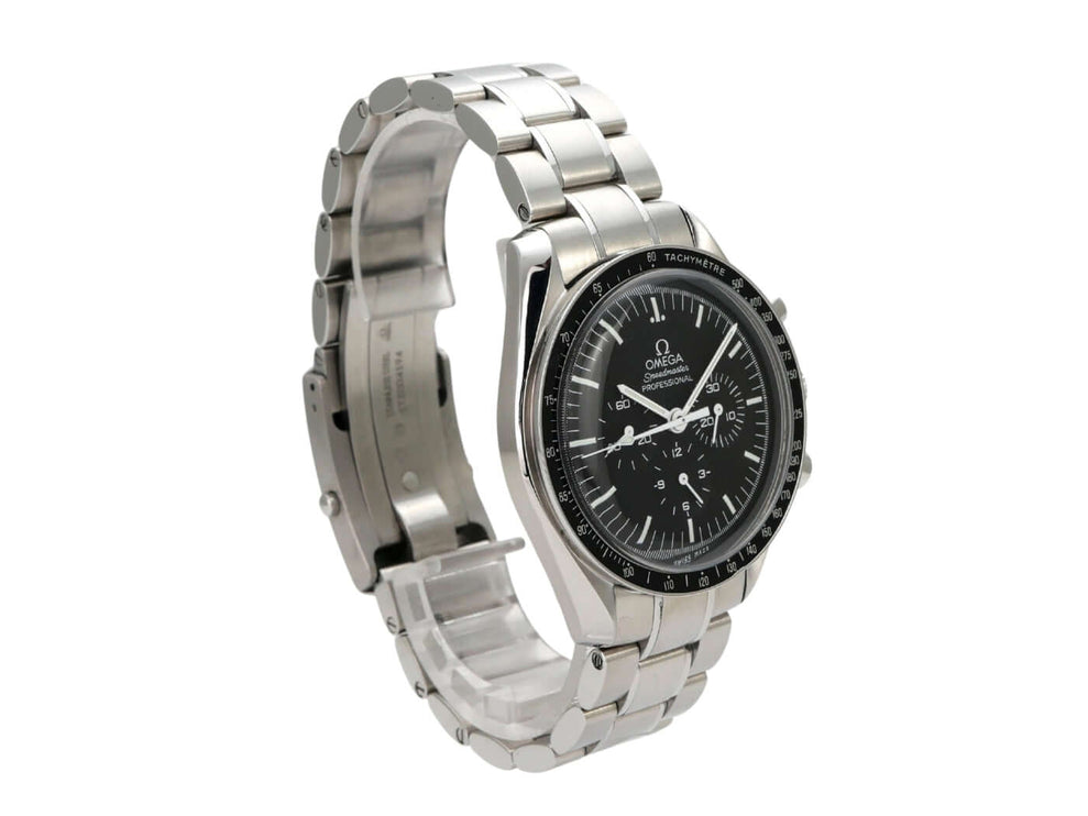 Omega Speedmaster Professional Moonwatch 311.30.42.30.01.005 auf einem Edelstahl-Armband mit schwarzem Zifferblatt.