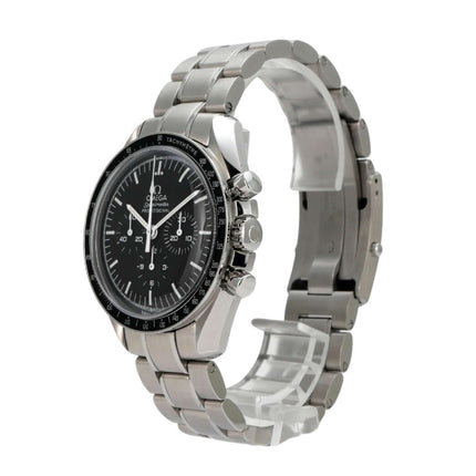 Omega Speedmaster Professional Moonwatch 311.30.42.30.01.005 seitlich mit schwarzem Zifferblatt und Edelstahl-Armband.