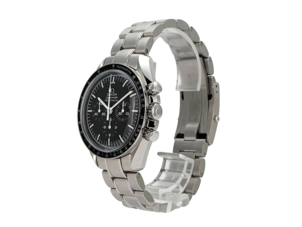Omega Speedmaster Professional Moonwatch 311.30.42.30.01.005 seitlich mit schwarzem Zifferblatt und Edelstahl-Armband.