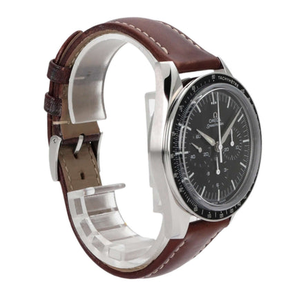 Omega Moonwatch First Omega in Space, Edelstahlgehäuse, schwarzes Zifferblatt und braunes Lederarmband.