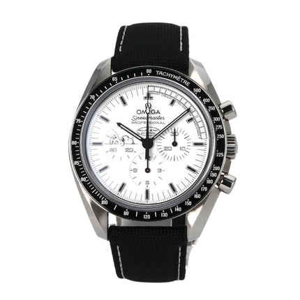 Omega Speedmaster Moonwatch Snoopy mit Edelstahlgehäuse und schwarzem Textilband, weißes Zifferblatt, Tachymeterskala.