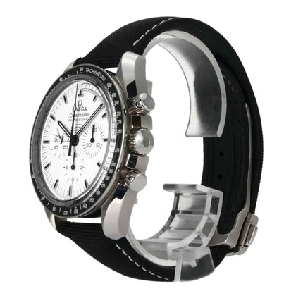 Omega Speedmaster Moonwatch Snoopy mit Edelstahlgehäuse, schwarzem Textilarmband und weißem Zifferblatt seitlich abgebildet.